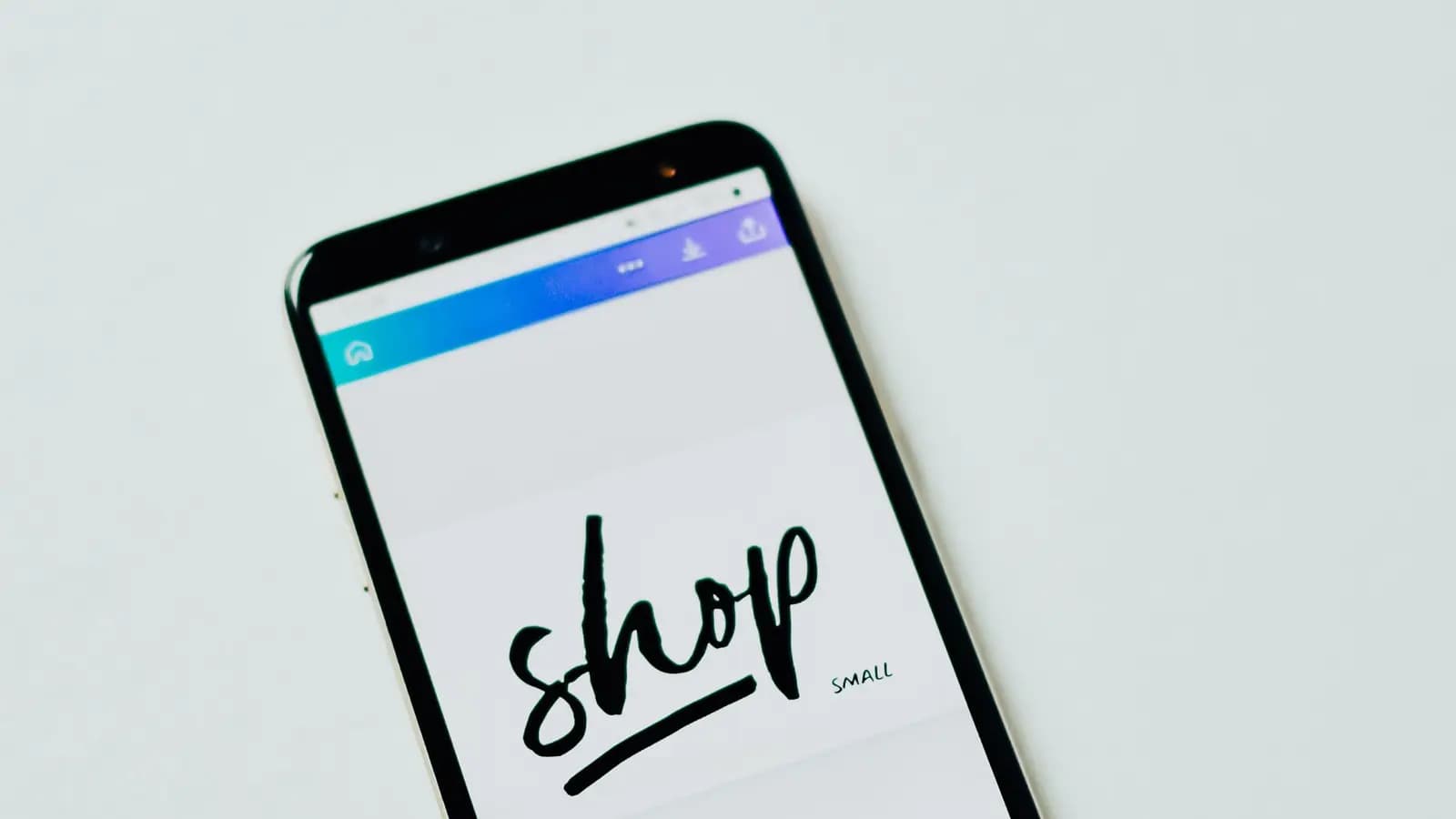 Smartphone mit geöffneter Shopping-App auf hellem Untergrund