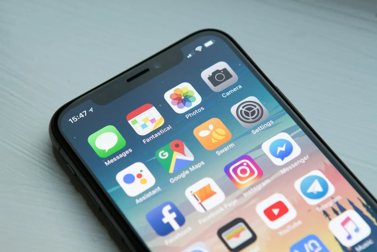 Eine Person liest entspannt eine wichtige Nachricht am Smartphone — die Stellenausschreibung 14 Tage früher