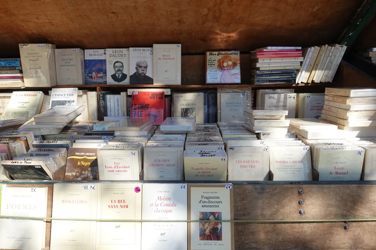 Gebrauchte Bücher in Kisten, einzeln mit Preisen ausgezeichnet