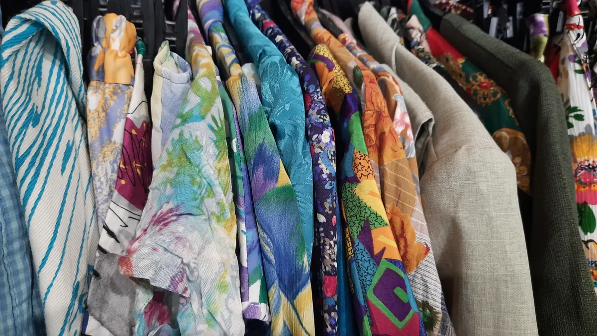 Bunte Vintage-Hemden mit Mustern auf einer Kleiderstange