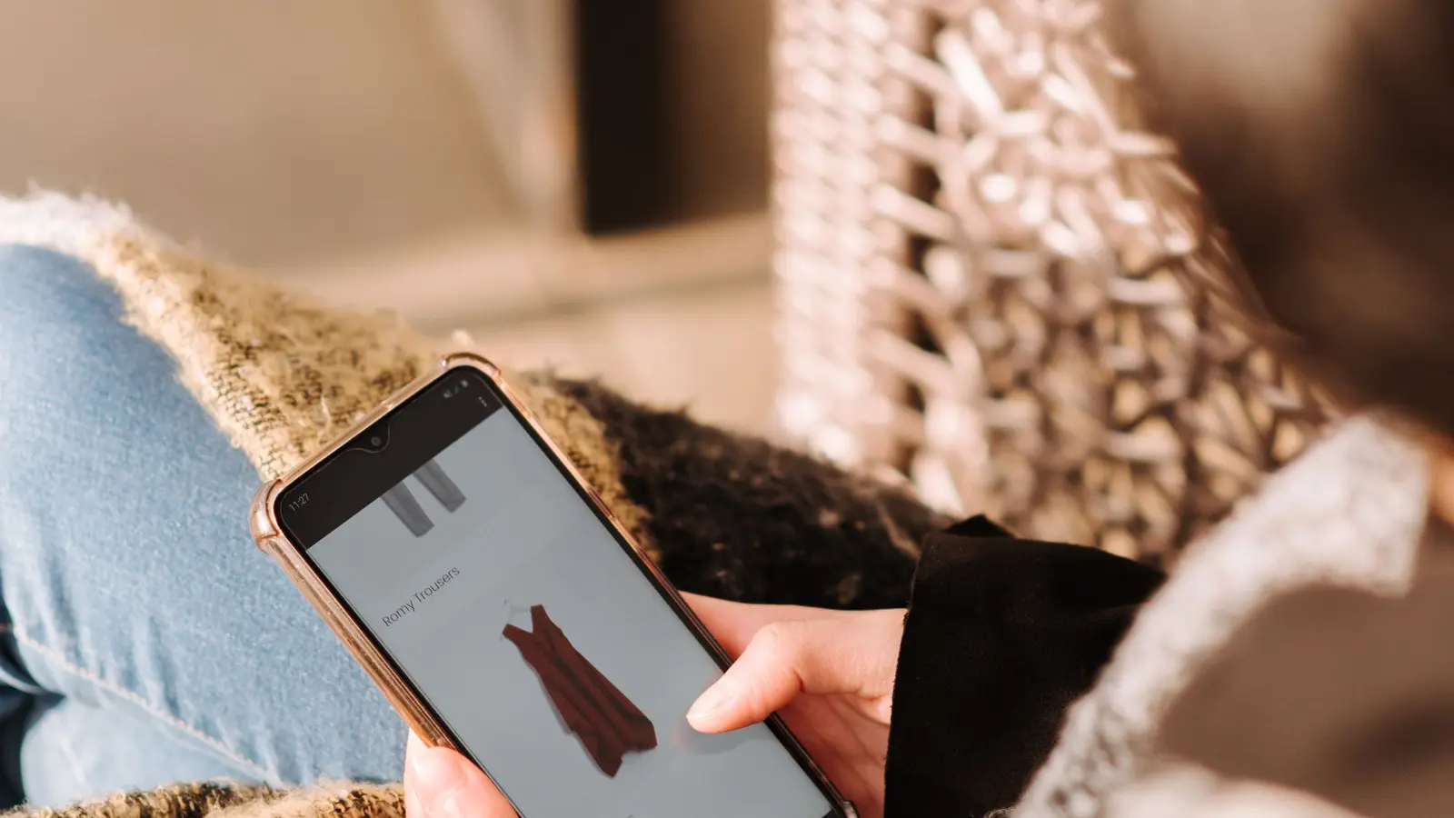 Hand hält ein Smartphone mit einer Second-Hand-Mode-App