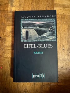 Eifel-Blues – Jacques Berndorf | Der erste Eifel-Krimi (Siggi Baumeister)  — Bild 1 von 4 anzeigen