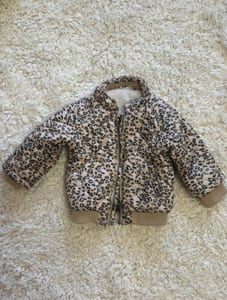 Leoparden-Steppjacke mit Fleece-Futter — Bild 1 von 3 anzeigen