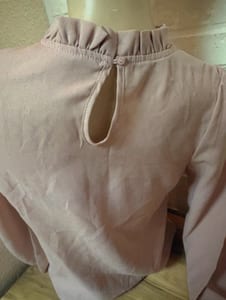 Bluse mit Perlenbesatz — Bild 2 von 6 anzeigen