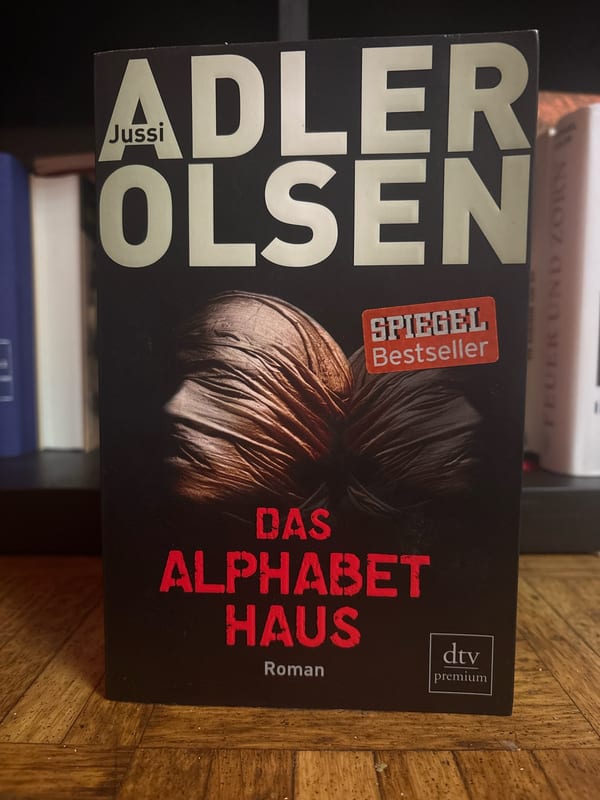 Das Alphabethaus – Jussi Adler-Olsen — Bild 1 von 2
