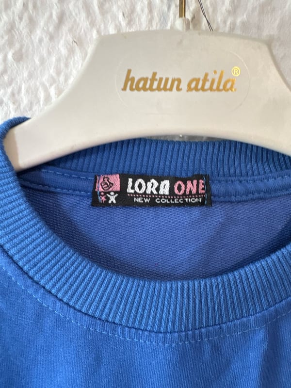 Lora One Sweatshirt, blau – Motiv "Just be Happy" – NEU ohne Etikett — Bild 3 von 3