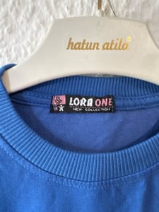 Lora One Sweatshirt, blau – Motiv "Just be Happy" – NEU ohne Etikett — Bild 3 von 3 anzeigen