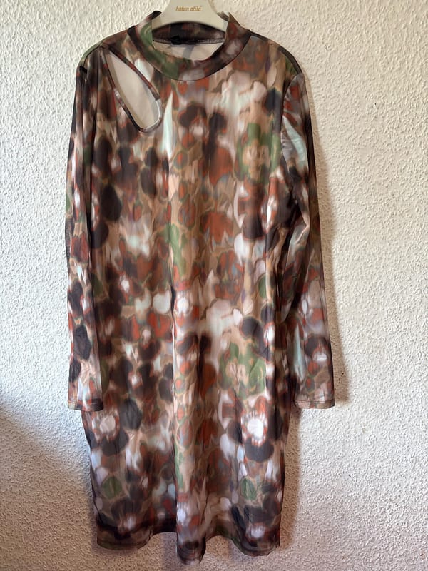 Rainbow Mesh-Kleid, Gr. 44/46 (L) – abstraktes Print, Cut-Out an der Schulter — Bild 1 von 3