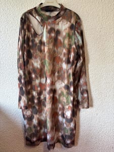 Rainbow Mesh-Kleid, Gr. 44/46 (L) – abstraktes Print, Cut-Out an der Schulter — Bild 1 von 3 anzeigen