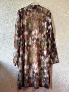 Rainbow Mesh-Kleid, Gr. 44/46 (L) – abstraktes Print, Cut-Out an der Schulter — Bild 3 von 3 anzeigen