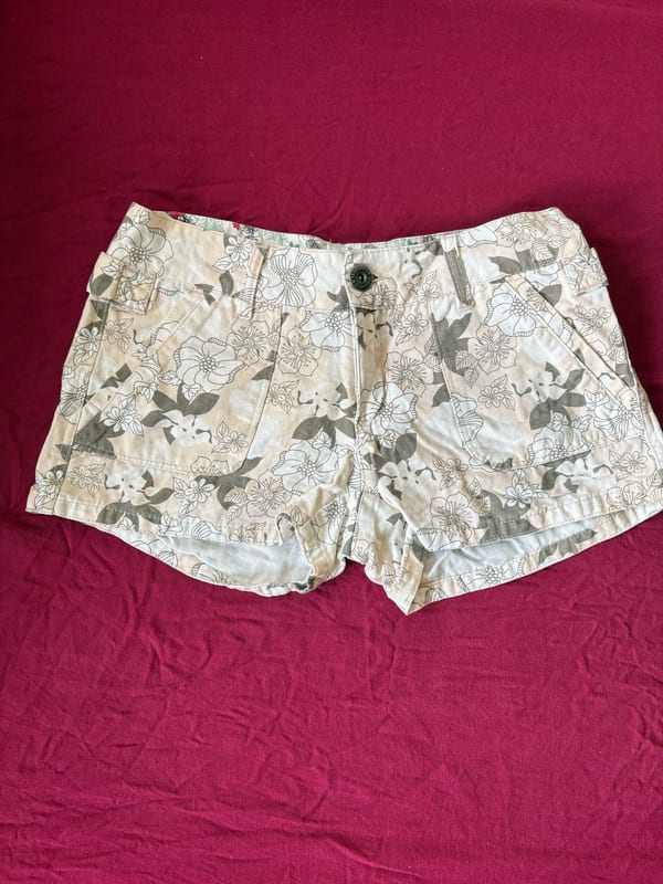 Madonna Shorts, Gr. XS – Blumenmuster — Bild 1 von 4