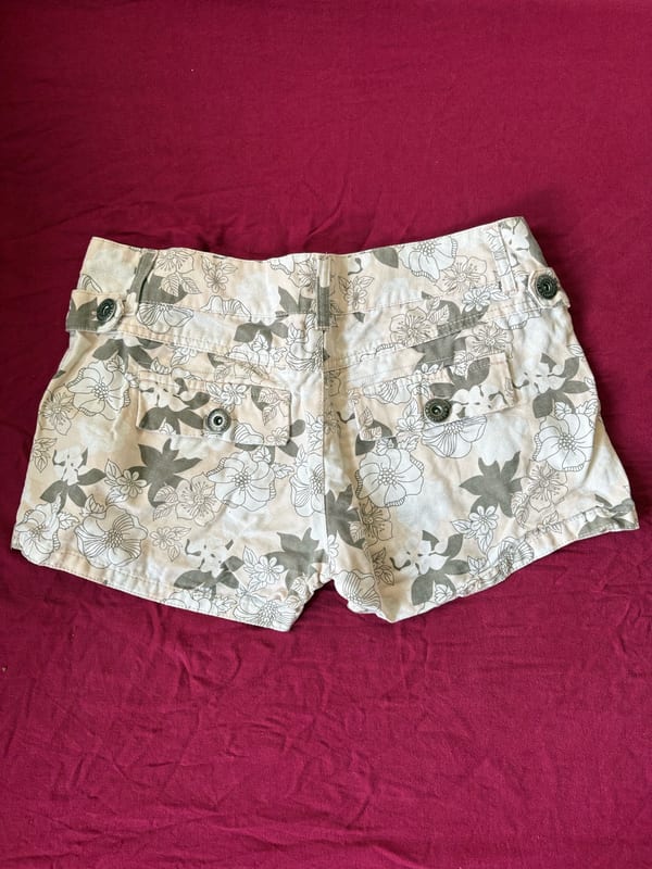 Madonna Shorts, Gr. XS – Blumenmuster — Bild 2 von 4