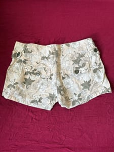 Madonna Shorts, Gr. XS – Blumenmuster — Bild 2 von 4 anzeigen
