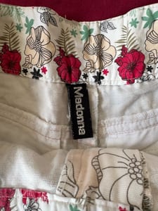 Madonna Shorts, Gr. XS – Blumenmuster — Bild 3 von 4 anzeigen