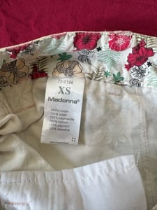 Madonna Shorts, Gr. XS – Blumenmuster — Bild 4 von 4 anzeigen