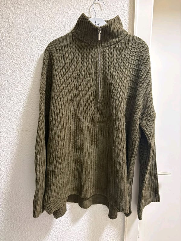 Grober Strickpullover mit Halbreißverschluss in Olivgrün — Bild 1 von 2