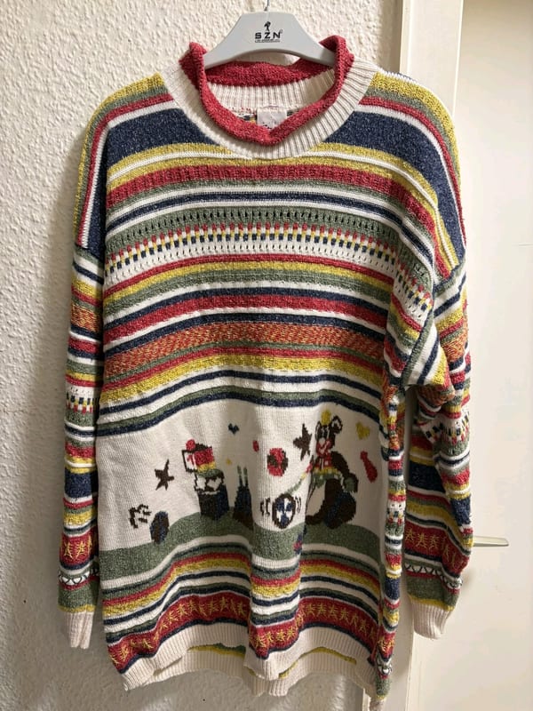 Gestrickter Pullover mit buntem Streifenmuster und Motiv — Bild 1 von 3