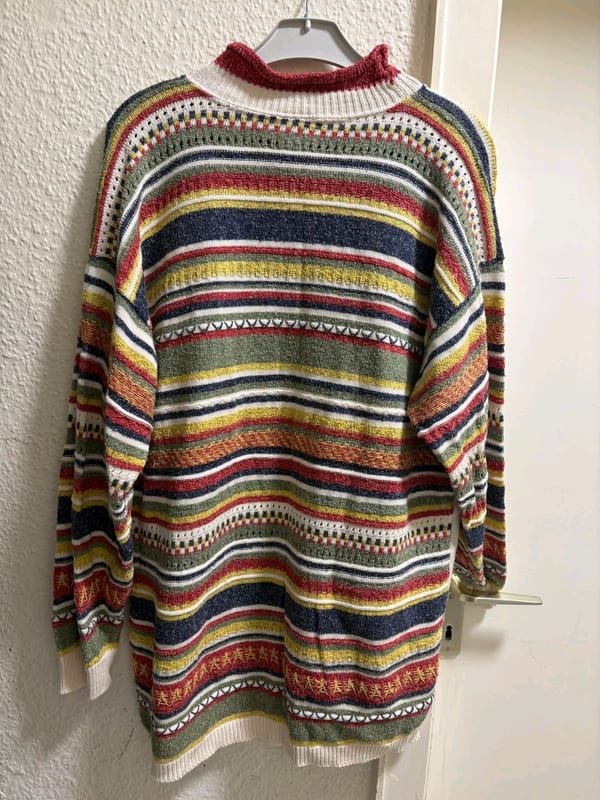 Gestrickter Pullover mit buntem Streifenmuster und Motiv — Bild 3 von 3