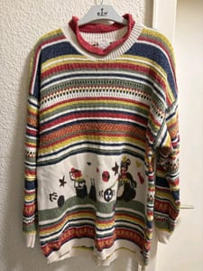Gestrickter Pullover mit buntem Streifenmuster und Motiv