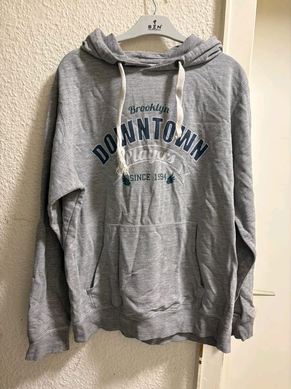 Grauer Hoodie mit Print "Brooklyn Downtown Players" — Bild 1 von 5
