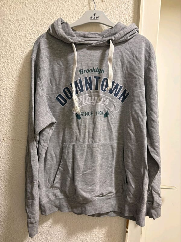 Grauer Hoodie mit Print "Brooklyn Downtown Players" — Bild 3 von 5