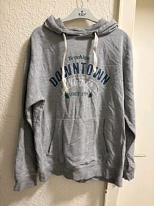 Grauer Hoodie mit Print "Brooklyn Downtown Players"