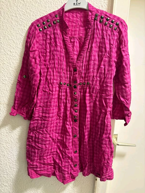 Pinke kariert-gemusterte Bluse mit Nieten – Damen Tunika — Bild 1 von 6