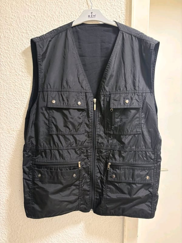 Schwarze Weste mit vielen Taschen — Bild 1 von 4