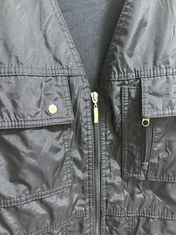 Schwarze Weste mit vielen Taschen — Bild 2 von 4