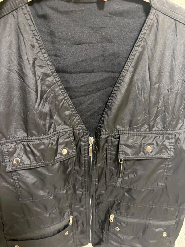 Schwarze Weste mit vielen Taschen — Bild 3 von 4