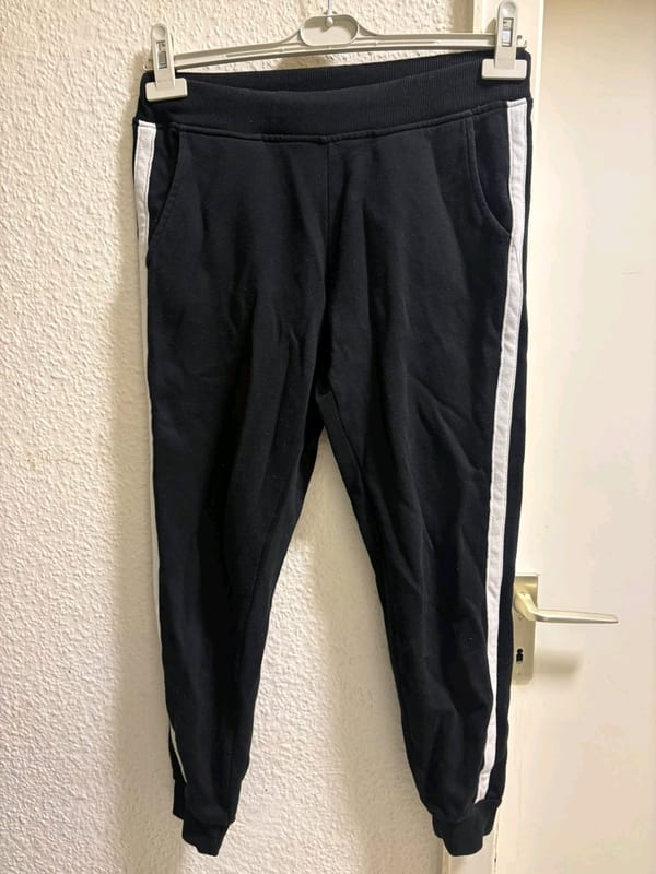 Schwarze Jogginghose mit weißen Seitenstreifen — Bild 1 von 3