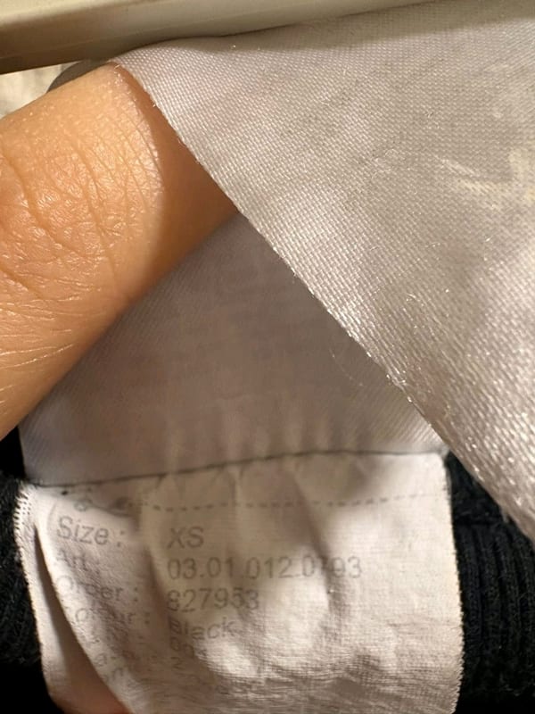 Schwarze Jogginghose mit weißen Seitenstreifen — Bild 3 von 3