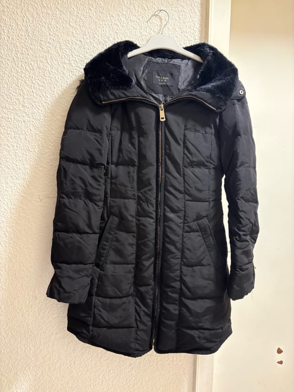 Damen Winterjacke Steppmantel mit Kunstfellkapuze, schwarz — Bild 1 von 3