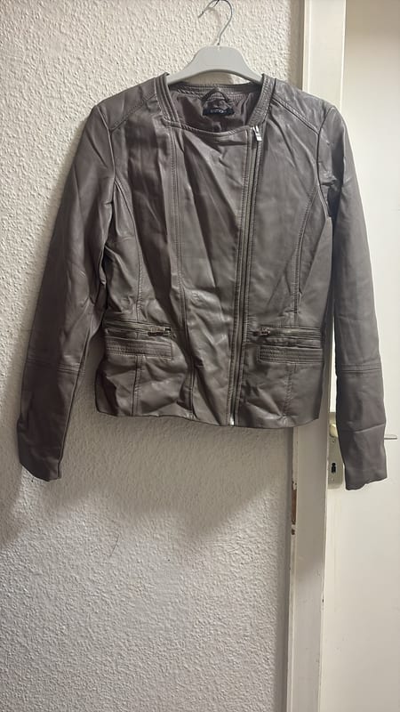 Kurze Kunstlederjacke in Taupe mit Reißverschluss — Bild 2 von 5
