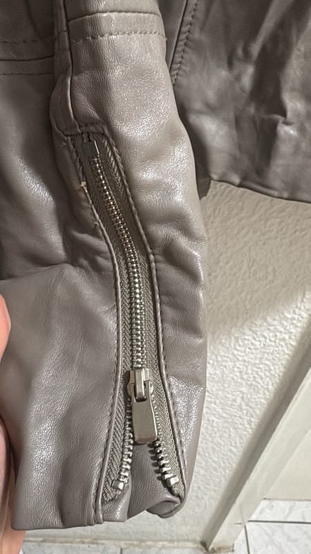 Kurze Kunstlederjacke in Taupe mit Reißverschluss — Bild 3 von 5
