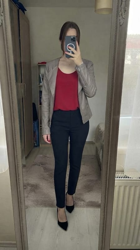 Kurze Kunstlederjacke in Taupe mit Reißverschluss — Bild 1 von 5