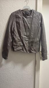 Kurze Kunstlederjacke in Taupe mit Reißverschluss — Bild 2 von 5 anzeigen