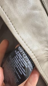 Kurze Kunstlederjacke in Taupe mit Reißverschluss — Bild 4 von 5 anzeigen