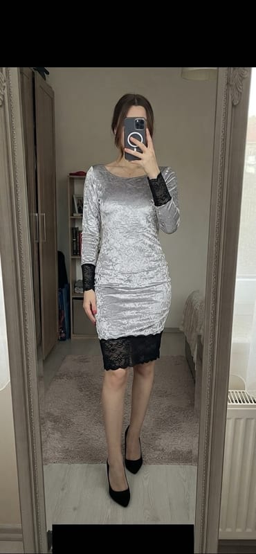Silbernes Samtkleid mit schwarzer Spitze