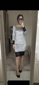 Damen Silbernes Samtkleid mit schwarzer Spitze – Größe S