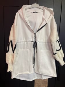 Weiße Kapuzenjacke mit Strickärmeln und schwarzem Schriftmotiv — Bild 1 von 2 anzeigen