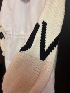 Weiße Kapuzenjacke mit Strickärmeln und schwarzem Schriftmotiv — Bild 2 von 2 anzeigen