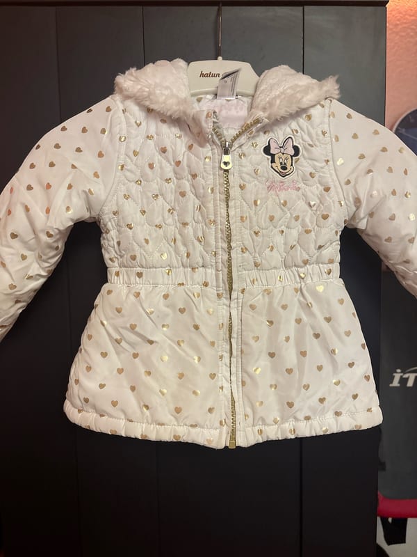 Winterjacke mit Herzmuster und Minnie-Maus-Motiv — Bild 1 von 4