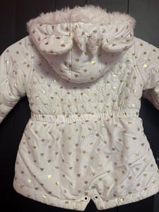Winterjacke mit Herzmuster und Minnie-Maus-Motiv — Bild 4 von 4 anzeigen