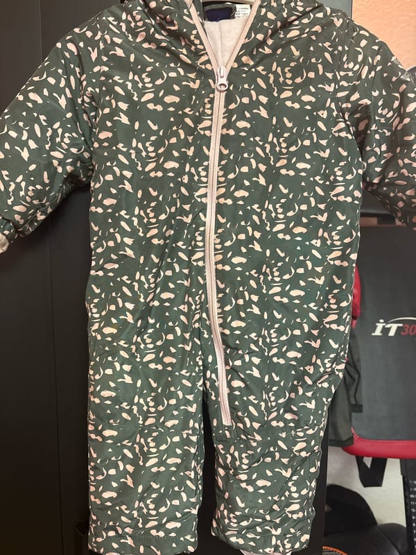 Schneeoverall mit Kapuze, grün-rosa gemustert – Baby/Kleinkind — Bild 1 von 3