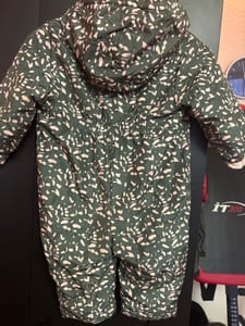 Schneeoverall mit Kapuze, grün-rosa gemustert – Baby/Kleinkind — Bild 2 von 3 anzeigen