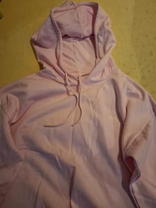 Rosa Hoodie mit Kapuze – kurz geschnitten — Bild 2 von 4 anzeigen