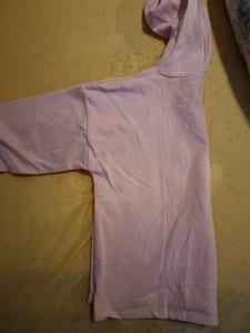 Rosa Hoodie mit Kapuze – kurz geschnitten — Bild 3 von 4 anzeigen