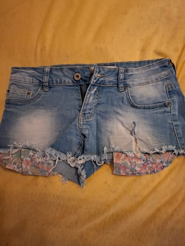 Jeansshorts hellblau mit Blumenfutter — Bild 1 von 3
