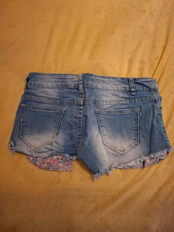 Jeansshorts hellblau mit Blumenfutter — Bild 2 von 3